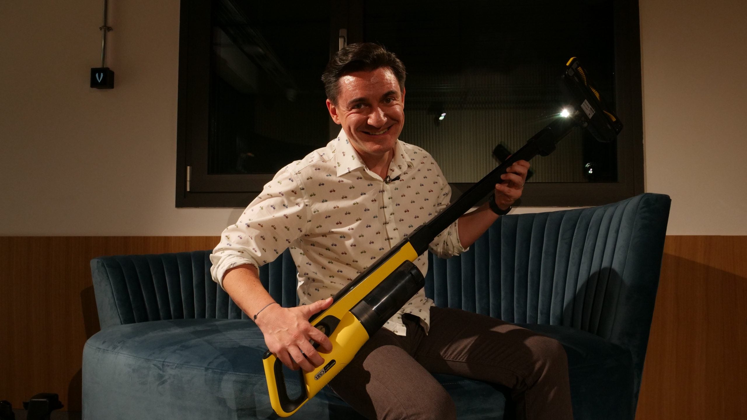 Video - Aspirator Karcher fără fir pentru casă și mașină.