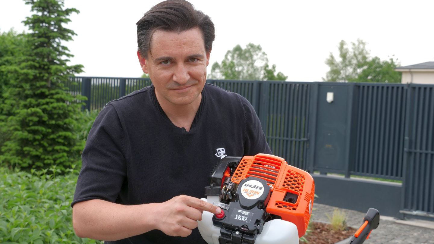 VIDEO - Coasă cu buton