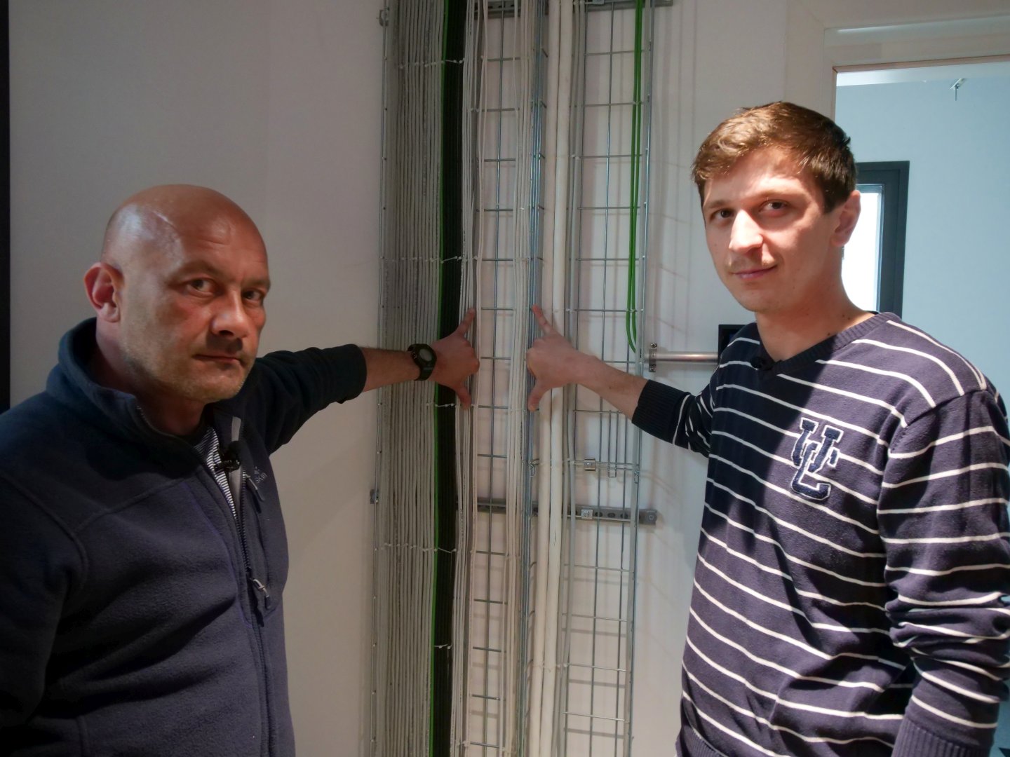 Video - 4,3KM DE CABLURI LA VEDERE. DE CE AȘA DE MULTE