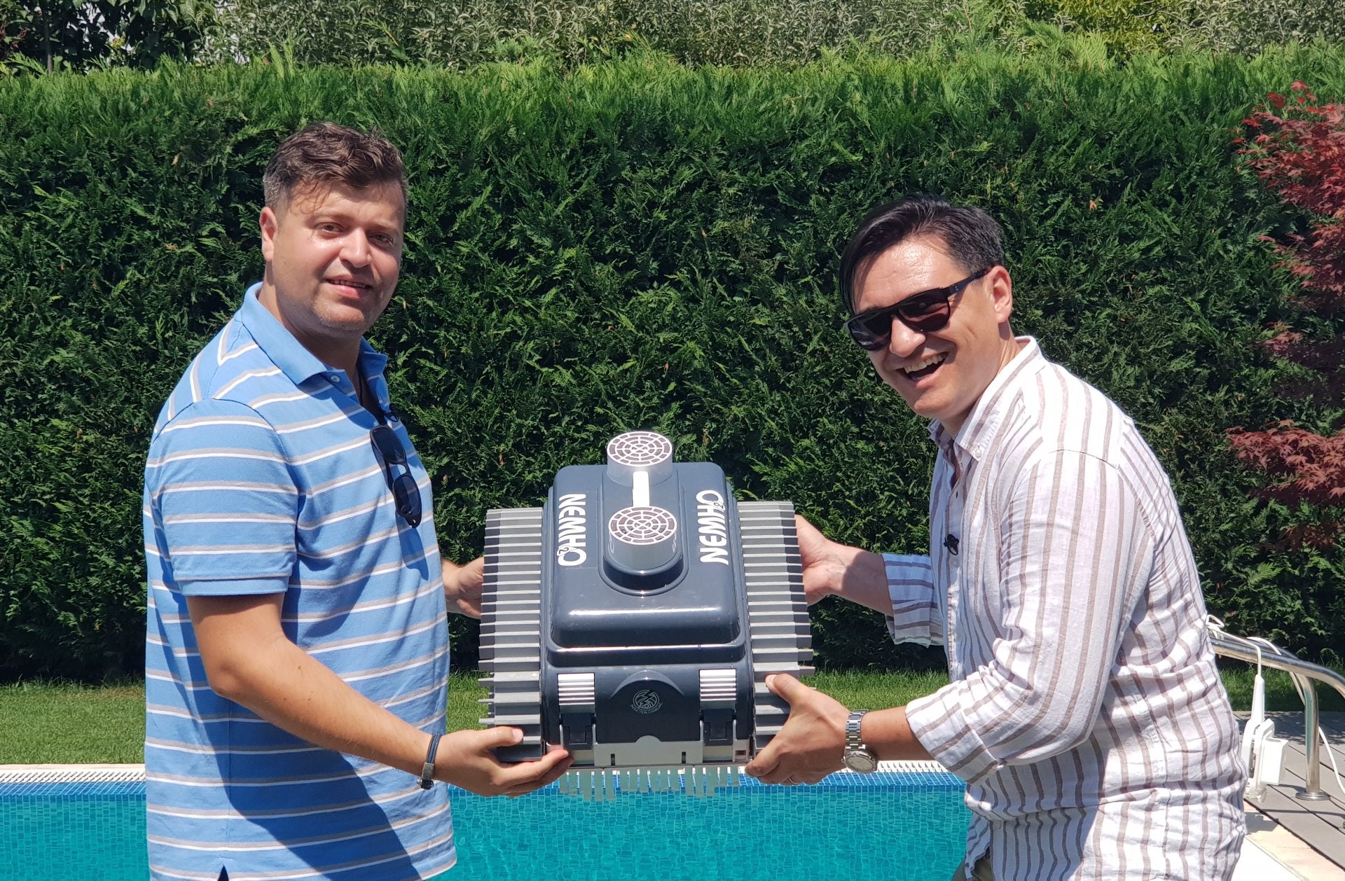 Robotul care curăță singur piscina - NEMH2O