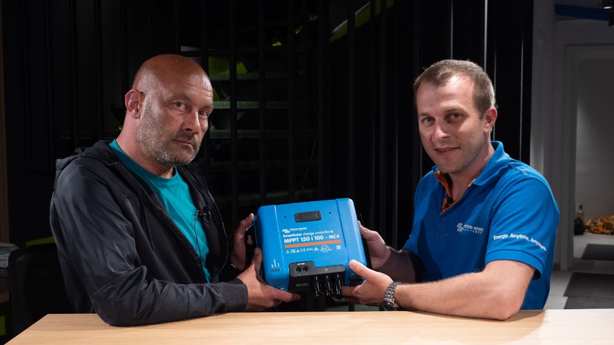 Video - CE E ȘI LA CE E BUN UN ÎNCĂRCĂTOR SOLAR