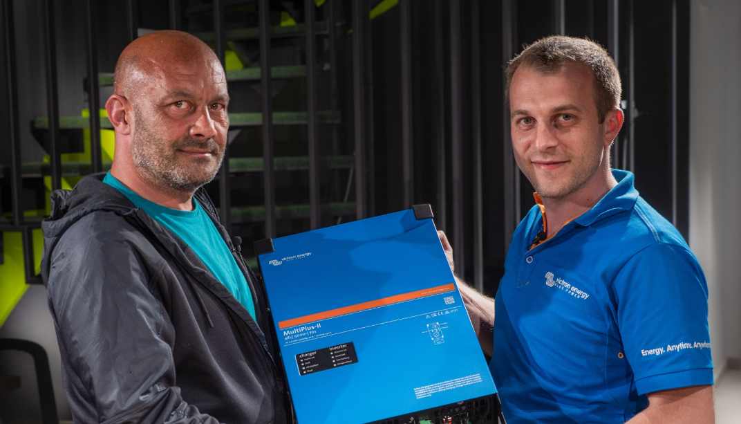 Video - Cum faci curent alternativ 🔌 din curent continuu ☀