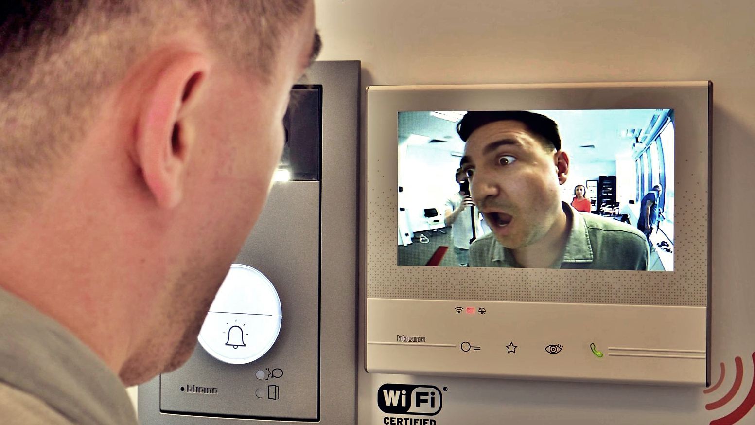 VEZI CINE SUNĂ LA UȘĂ