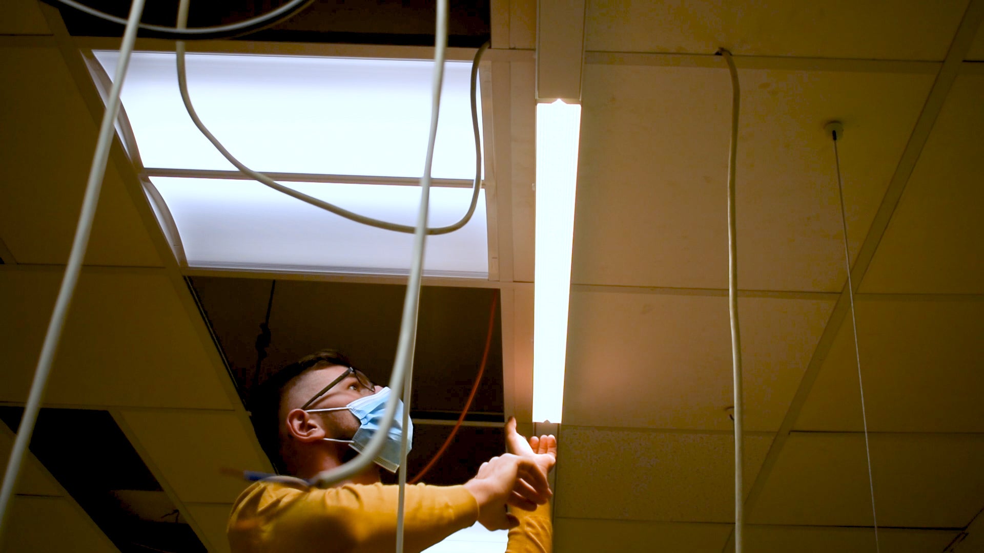 Video - Unde înveți arta iluminatului?