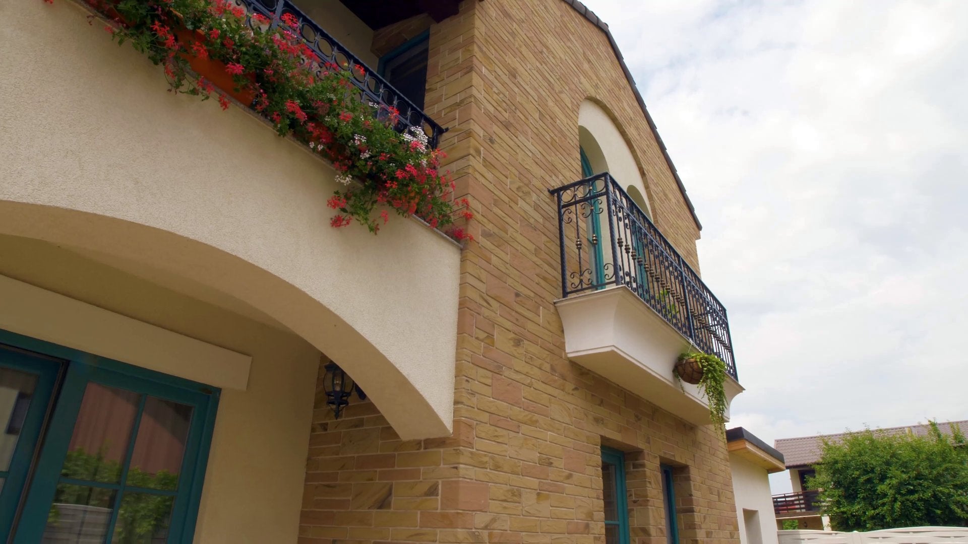 CUM E VIAȚA ÎNTR-O CASĂ CU STRUCTURĂ METALICĂ