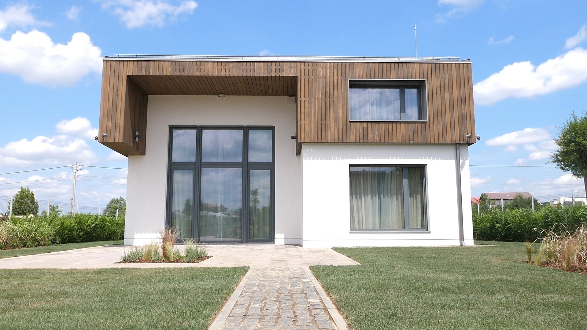 O CASĂ SE CONSTRUIEȘTE CU OAMENI